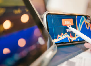 Analyste opérant sur plusieurs marchés en train d'examiner les options Bitcoin, Ethereum et forex