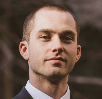 Thomas Whitfield, analyste en trading et spécialiste du marché des cryptomonnaies, portrait.